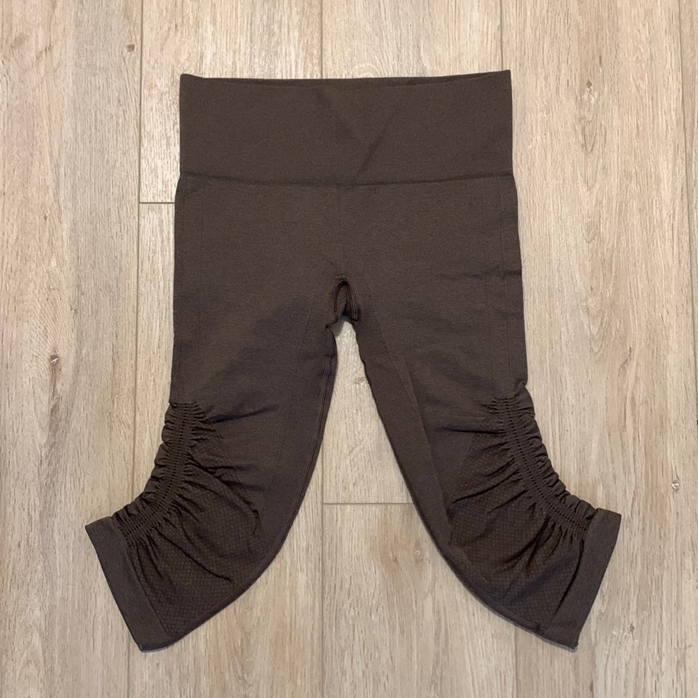 Lululemon Ebb to Street Scrunch Capri Seamless Cropped Tights